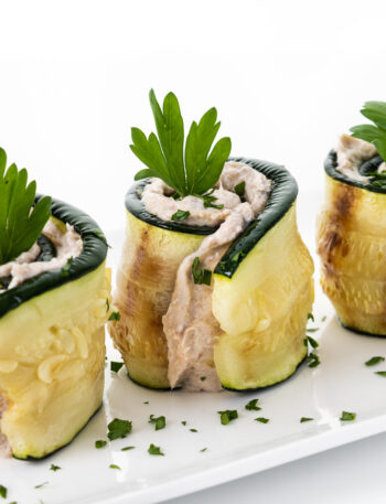 Роллы из кабачков с творожным сыром и красной рыбой