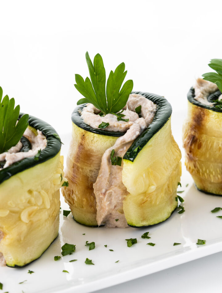 Роллы из кабачков с творожным сыром и красной рыбой